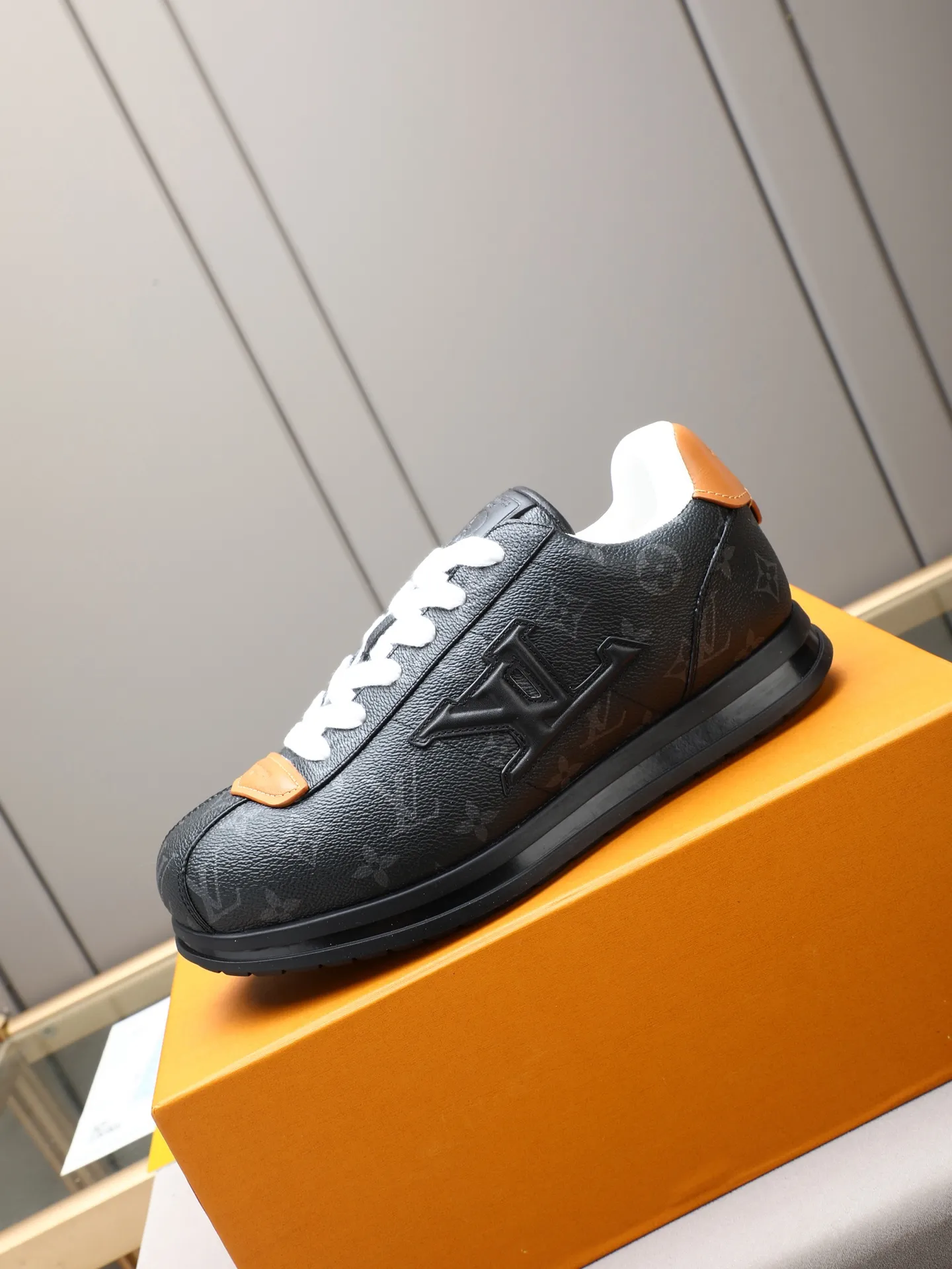 PP560 LV Louis Vuitton L Jialu Brand Runner Tatic Series Thick-soled Casual Sports Shoes Running Shoes Original purchase, development and production This LV Runner Tatic sports shoe combines technical materials such as mesh fabric and ribbons to interpret the inspiration of traditional mountaineering shoes. LV letters are written on one side, the lariat buckle of the quick lacing system is embellished with Monogram flowers and Louis Vuitton logos, and the light and wear-resistant rubber outsole completes the whole. ▪️Fabric: Original imported cowhide + mesh ▪️Inner lining: Original customized breathable mesh ▪️Sole: Original open-molded anti-slip rubber combination material ▪️Size: Men's 38-44 (customized for 45 and 46)